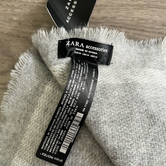 NWT Zara Gray and White Scarf Blanket Wrap Scarf - Picture 3 of 4